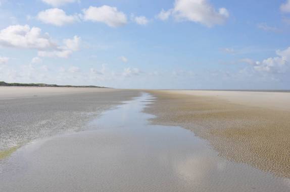 A bela Praia da Princesa na maré baixa, na região de Algodoal - PA